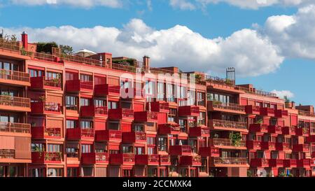 La maison rouge avec des plantes vertes sur les balcons Banque D'Images