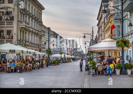 LODZ. POLOGNE - 28 JUILLET 2016 : cafés et restaurants dans la rue Piotrkowska le soir. Pologne Banque D'Images