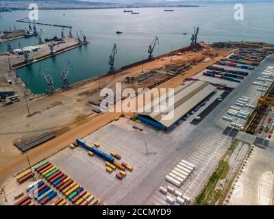 Thessalonique, Grèce drone aérien vue sur le paysage de la zone portuaire de la ville. Panorama de jour de grandes grues motorisées sur le port de mer, avec des conteneurs de quai de cargaison Banque D'Images