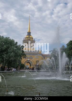 Le bâtiment de l'amirauté et la fontaine près de celui-ci à Saint-Pétersbourg, en Russie Banque D'Images