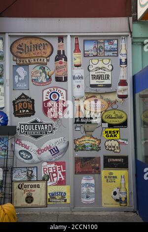 Mur d'étiquettes de bière à l'extérieur d'une épicerie de bodega Tyoe sur la 9th Street à Brooklyn, NY. Banque D'Images