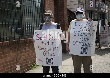 « Save the Post Office Saturday : » des manifestants se réunissent devant près de 800 bureaux de poste dans tout le pays, comme celui-ci à Park Slope, Brooklyn, pour soutenir les travailleurs postaux, exigent un financement gouvernemental pour les USPS, Demander également la démission du ministre des postes, le général Louis DeJoy, et mettre fin à la campagne de suppression des électeurs orchestrée par l'administration Trump en arrêtant le courrier lors du vote. Banque D'Images