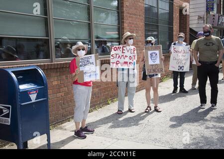 « Save the Post Office Saturday : » des manifestants se réunissent devant près de 800 bureaux de poste dans tout le pays, comme celui-ci à Park Slope, Brooklyn, pour soutenir les travailleurs postaux, exigent un financement gouvernemental pour les USPS, Demander également la démission du ministre des postes, le général Louis DeJoy, et mettre fin à la campagne de suppression des électeurs orchestrée par l'administration Trump en arrêtant le courrier lors du vote. Banque D'Images