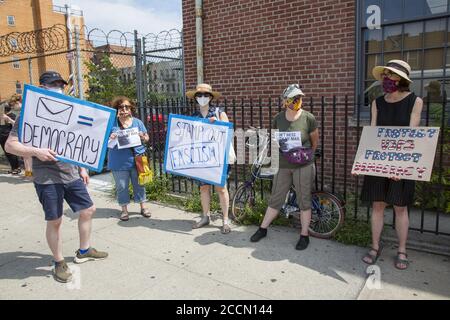 « Save the Post Office Saturday : » les manifestants se réunissent devant près de 800 bureaux de poste dans tout le pays, comme celui-ci dans le quartier de Kensington, à Brooklyn, pour soutenir les travailleurs postaux, exigent un financement gouvernemental pour les USPS, Demander également la démission du général de poste Louis DeJoy et mettre fin à la campagne de suppression des électeurs orchestrée par l'administration Trump en supprimant le courrier lors du vote. Banque D'Images