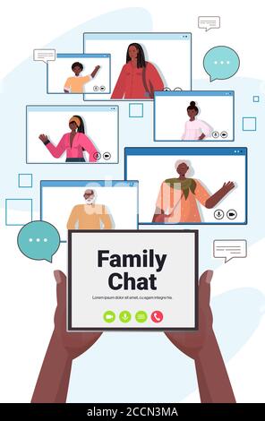 mains utilisant un tablet pc bavardant avec les afro-américains dans fenêtres du navigateur web pendant la conversation de famille avec les appels vidéo de la réunion virtuelle illustration du vecteur vertical du concept de communication en ligne Illustration de Vecteur