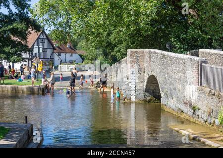 Enfants jouant dans le ford on River Darent, Riverside, Eynsford, Kent, Angleterre, Royaume-Uni Banque D'Images