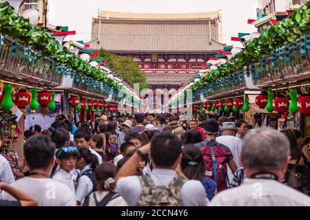 Des foules bordent la rue commerçante appelée Nakamise menant au plus ancien temple de Tokyo, Senso-ji à Asakusa, Tokyo Banque D'Images