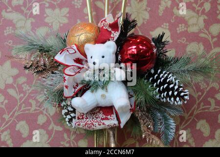 Dans l'Hôtel Shangri-la, de cinq étoiles, nous voyons cet objet comme un ornement de Noël - un ours blanc avec des cônes de pin, des rubans et des boules. Banque D'Images