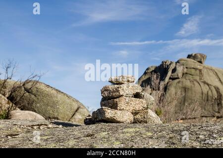 Cairn ou marqueur de pierre dans la montagne Banque D'Images