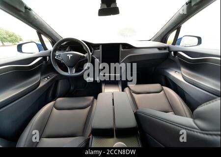 L'intérieur d'un vus pleine grandeur, entièrement électrique, de luxe, multisegment Tesla modèle X. Noir et gris. Banque D'Images