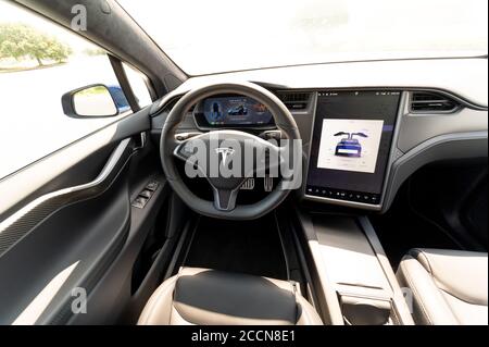 L'intérieur d'un vus pleine grandeur, entièrement électrique, de luxe, multisegment Tesla modèle X. Noir et gris. Banque D'Images