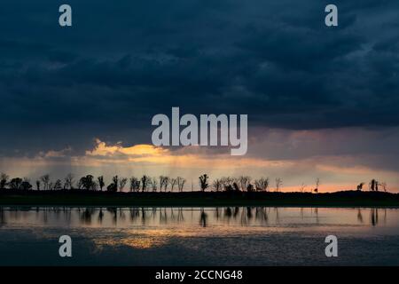 Approche des orages au-dessus des zones humides, au coucher du soleil, été, WI, Etats-Unis, par Dominique Braud/Dembinsky photo Assoc Banque D'Images