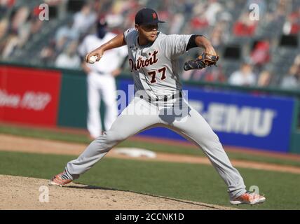 Cleveland, États-Unis. 23 août 2020. Detroit Tigers Joe Jiménez (77) présente le neuvième dîner contre les Cleveland Indians au progressive Field à Cleveland, Ohio, le dimanche 23 août 2020. Photo par Aaron Josefczyk/UPI crédit: UPI/Alay Live News Banque D'Images