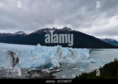 Glacier Perito Moreno avec vue sur les montagnes et ciel nuageux Banque D'Images