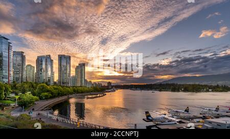 Coucher de soleil sur les tours de condominium de haute élévation dans le Coal Quartier du port sur les rives du port de Vancouver Banque D'Images