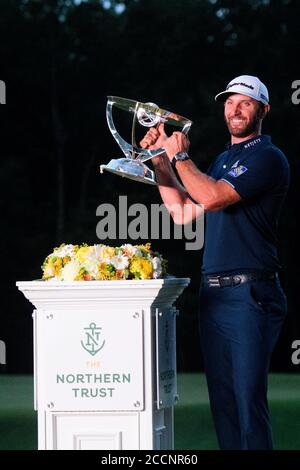 Norton, Massachusetts, États-Unis. 23 août 2020 : Dustin Johnson, des États-Unis, pose avec le trophée du gagnant après avoir remporté le tournoi de golf PGA Northern Trust dans Norton, Mass. Eric Canha/CSM Credit: CAL Sport Media/Alay Live News Banque D'Images