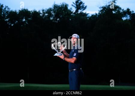 Norton, Massachusetts, États-Unis. 23 août 2020 : Dustin Johnson, des États-Unis, pose avec le trophée du gagnant après avoir remporté le tournoi de golf PGA Northern Trust dans Norton, Mass. Eric Canha/CSM Credit: CAL Sport Media/Alay Live News Banque D'Images