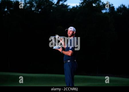 Norton, Massachusetts, États-Unis. 23 août 2020 : Dustin Johnson, des États-Unis, pose avec le trophée du gagnant après avoir remporté le tournoi de golf PGA Northern Trust dans Norton, Mass. Eric Canha/CSM Credit: CAL Sport Media/Alay Live News Banque D'Images