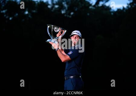 Norton, Massachusetts, États-Unis. 23 août 2020 : Dustin Johnson, des États-Unis, pose avec le trophée du gagnant après avoir remporté le tournoi de golf PGA Northern Trust dans Norton, Mass. Eric Canha/CSM Credit: CAL Sport Media/Alay Live News Banque D'Images