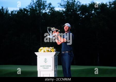 Norton, Massachusetts, États-Unis. 23 août 2020 : Dustin Johnson, des États-Unis, pose avec le trophée du gagnant après avoir remporté le tournoi de golf PGA Northern Trust dans Norton, Mass. Eric Canha/CSM Credit: CAL Sport Media/Alay Live News Banque D'Images