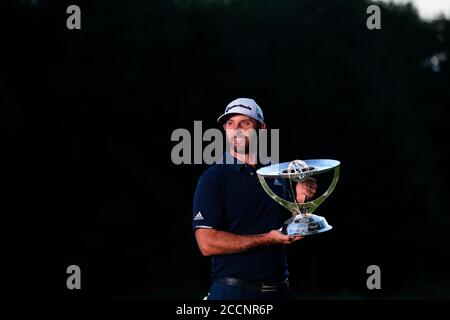 Norton, Massachusetts, États-Unis. 23 août 2020 : Dustin Johnson, des États-Unis, pose avec le trophée du gagnant après avoir remporté le tournoi de golf PGA Northern Trust dans Norton, Mass. Eric Canha/CSM Credit: CAL Sport Media/Alay Live News Banque D'Images