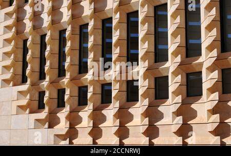 Fenêtres sur la façade moderne du Parlement à la Valette, Malte. Conçu par l'architecte Renzo Piano, le bâtiment a ouvert ses portes en 2015. Banque D'Images