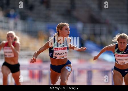 (200824) -- STOCKHOLM, le 24 août 2020 (Xinhua) -- Luminosa Bogliolo (C) d'Italie s'affronte pendant les 100m haies des femmes lors de la réunion d'athlétisme de la Diamond League 2020 à Stockholm, en Suède, le 23 août 2020. (Chris Cooper/Pool via Xinhua) Banque D'Images