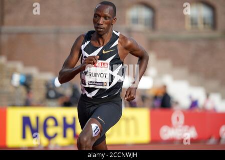 (200824) -- STOCKHOLM, le 24 août 2020 (Xinhua) -- Timothy Cheruiyot, du Kenya, participe à la compétition masculine du 1500m à la réunion d'athlétisme de la Diamond League 2020 à Stockholm, en Suède, le 23 août 2020. (Chris Cooper/Pool via Xinhua) Banque D'Images