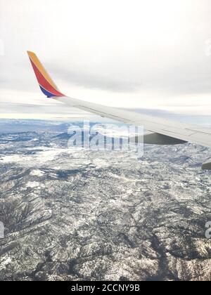 Un avion survole un magnifique paysage de montagnes. Banque D'Images