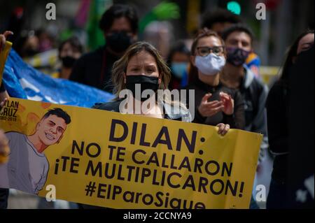 Bogota, Colombie. 23 août 2020. Alejandra Media, mère d'un étudiant du secondaire décédé, Dilan Cruz tué par la police anti-émeute, détient un signe qui lit en espagnol 'dilan ils ne vous ont pas fait taire, ils vous ont multiplié! La grève nationale se poursuit le 23 2020 août à Bogota, en Colombie. Dilan Cruz était un étudiant du secondaire qui a été abattu par un policier anti-émeute lors de la grève nationale de 2019 en Colombie, à la suite des manifestations qui ont eu lieu le 23 2019 novembre. (Photo de Sebastian Barros Salamanca/Pacific Press) Credit: Pacific Press Media production Corp./Alay Live News Banque D'Images