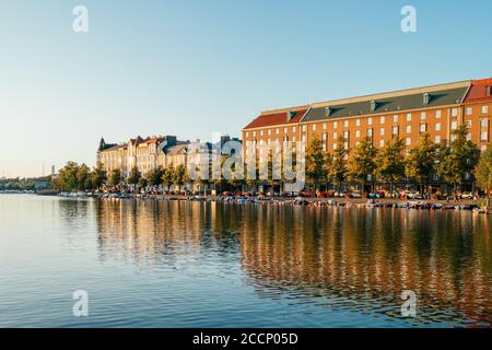 Vue sur le coucher du soleil sur la baie de Kaisaniemenlahti, à Helsinki Banque D'Images