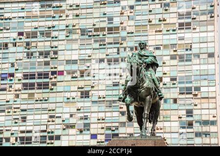 La statue marquant le mausolée d'Artigas sur la Plaza Independencia, Ciudad Vieja, Montevideo, Uruguay Banque D'Images