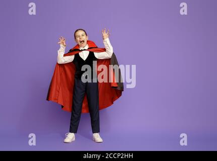 Joyeux Halloween ! Joli petit Dracula sur fond violet. Banque D'Images