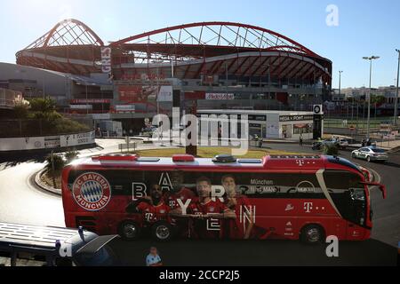 Lisbonne, Portugal. 23 août 2020. Le bus du Bayern Munich arrive avant le match final de l'UEFA Champions League entre Paris Saint-Germain et le Bayern Munich à l'Estadio do Sport Lisboa e Benfica à Lisbonne, Portugal, le 23 août 2020. Crédit: Pedro Fiuza/Xinhua/Alay Live News Banque D'Images