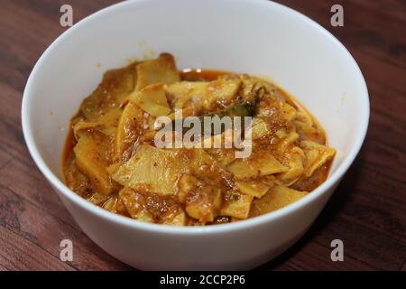 Curry de tomates en bambou, cuisine traditionnelle Konkan et Goa Banque D'Images