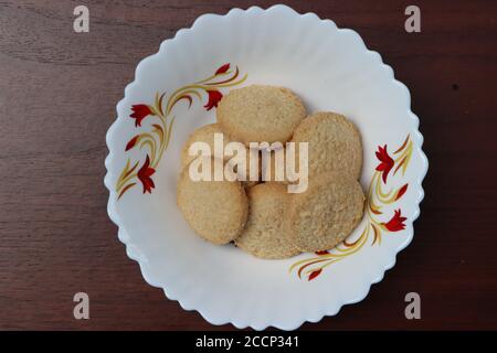 Biscuits à la noix de coco dans un bol blanc, fêtes de festival Banque D'Images