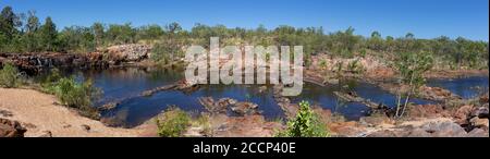 Cours d'eau sur le chemin de la piscine supérieure. Paysage panoramique. Edith Falls, parc national de Nitmiluk, territoire du Nord NT, Australie Banque D'Images