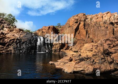 Piscine moyenne sur le trek de Edith Falls à Upper pool cascades. Fumée provenant de la combustion de carburant. Roche naturelle noire. Edith Falls, Nitmiluk, Australie Banque D'Images