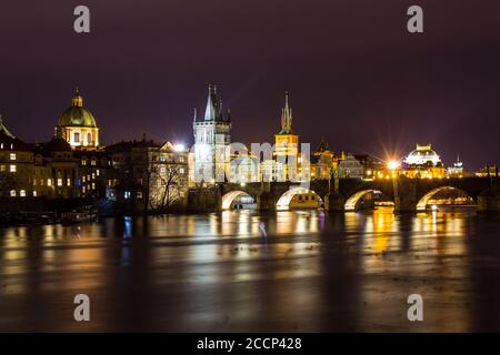 Belle vue nocturne du pont Charles, de la tour du pont de la vieille ville, de la vieille tour de l'eau, de l'Embankment de Smetana et du musée de la bière de Prague Banque D'Images