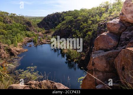 Étang d'eau sur le chemin de la piscine supérieure et cascades. Environs des chutes d'Edith, parc national de Nitmiluk, territoire du Nord, Australie Banque D'Images