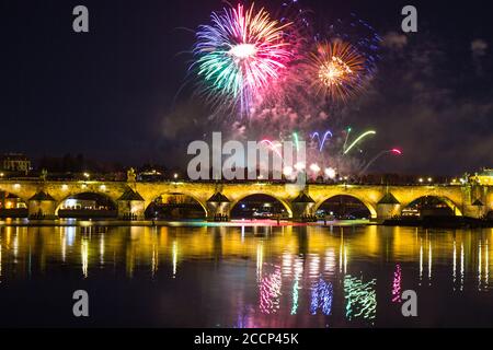 Vue magnifique sur les feux d'artifice colorés au-dessus du pont Charles et de la rivière Vltava. Le centre historique de Prague. Le nouvel an 2018 en République tchèque. Banque D'Images