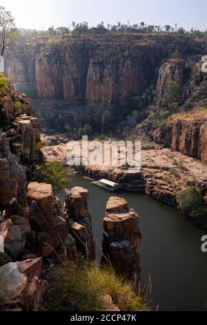 Bateau touristique sur un canyon. Image verticale. La rivière Katherine à la gorge Katherine. Parc national de Nitmiluk, territoire du Nord, Australie Banque D'Images