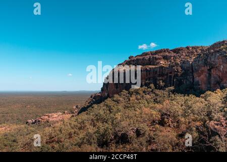 Vue depuis le belvédère de Gunwarddehwarde. Promenade agréable, vue impressionnante. Des œuvres d'art aborigène se trouvent sur le chemin. Kakadu, territoire du Nord, Australie Banque D'Images