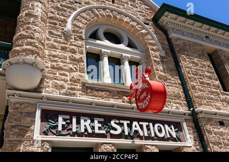Ancienne caserne de pompiers. Signal rond rouge à la façade du bâtiment. Bâtiment du patrimoine construit en pierre et en briques, il a ouvert ses portes en 1901. Australie Banque D'Images
