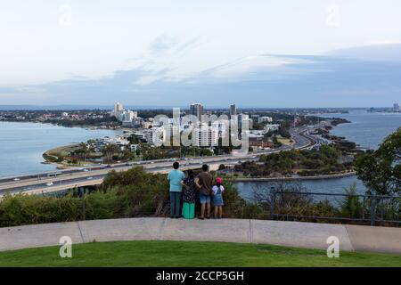 Famille hindoue voyageant ensemble en vacances. Détendez-vous le soir, profitez de la vue, promenez-vous. Travail immigration étrangère. Perth, Australie Banque D'Images