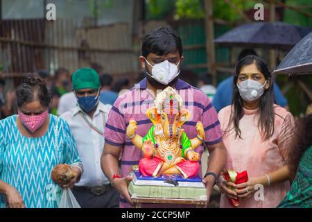 Ganesh idol immersion dans les restrictions de la pandémie de covid 19. Ganpati Visarjan en Homme fait des gens d'étang avec masque -Mumbai, Maharashtra / Inde. Banque D'Images