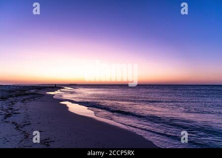 Coucher de soleil sur la plage. Espace d'édition. Heure bleue : bleu, violet, jaune, orange. Personne. Baie de Jurien près de Perth, Australie occidentale, Australie occidentale Banque D'Images