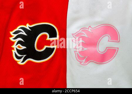 Calgary, Alberta, Canada. 23 août 2020. Un gros plan sur le logo de la LNH Calgary Flames sur un maillot de hockey rouge et rose. Banque D'Images