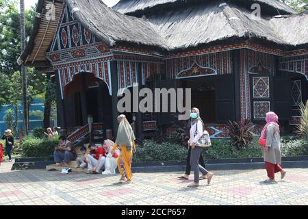 Jakarta, Indonésie. 23 août 2020. Les résidents profitent du long week-end pour profiter des attractions culturelles indonésiennes à Taman Mini Indonesia Indah (TMII), East Jakarta, dimanche (23/8/2020). (Photo de Kuncoro Widyo Rumpoko/Pacific Press) crédit: Pacific Press Media production Corp./Alay Live News Banque D'Images