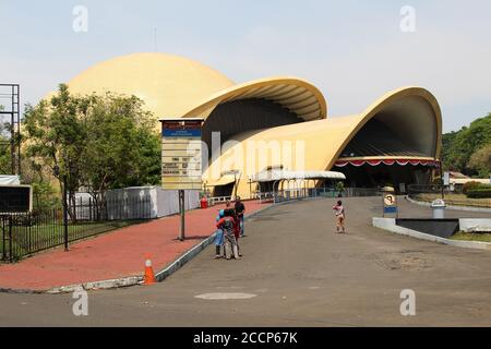 Jakarta, Indonésie. 23 août 2020. Les résidents profitent du long week-end pour profiter des attractions culturelles indonésiennes à Taman Mini Indonesia Indah (TMII), East Jakarta, dimanche (23/8/2020). (Photo de Kuncoro Widyo Rumpoko/Pacific Press) crédit: Pacific Press Media production Corp./Alay Live News Banque D'Images